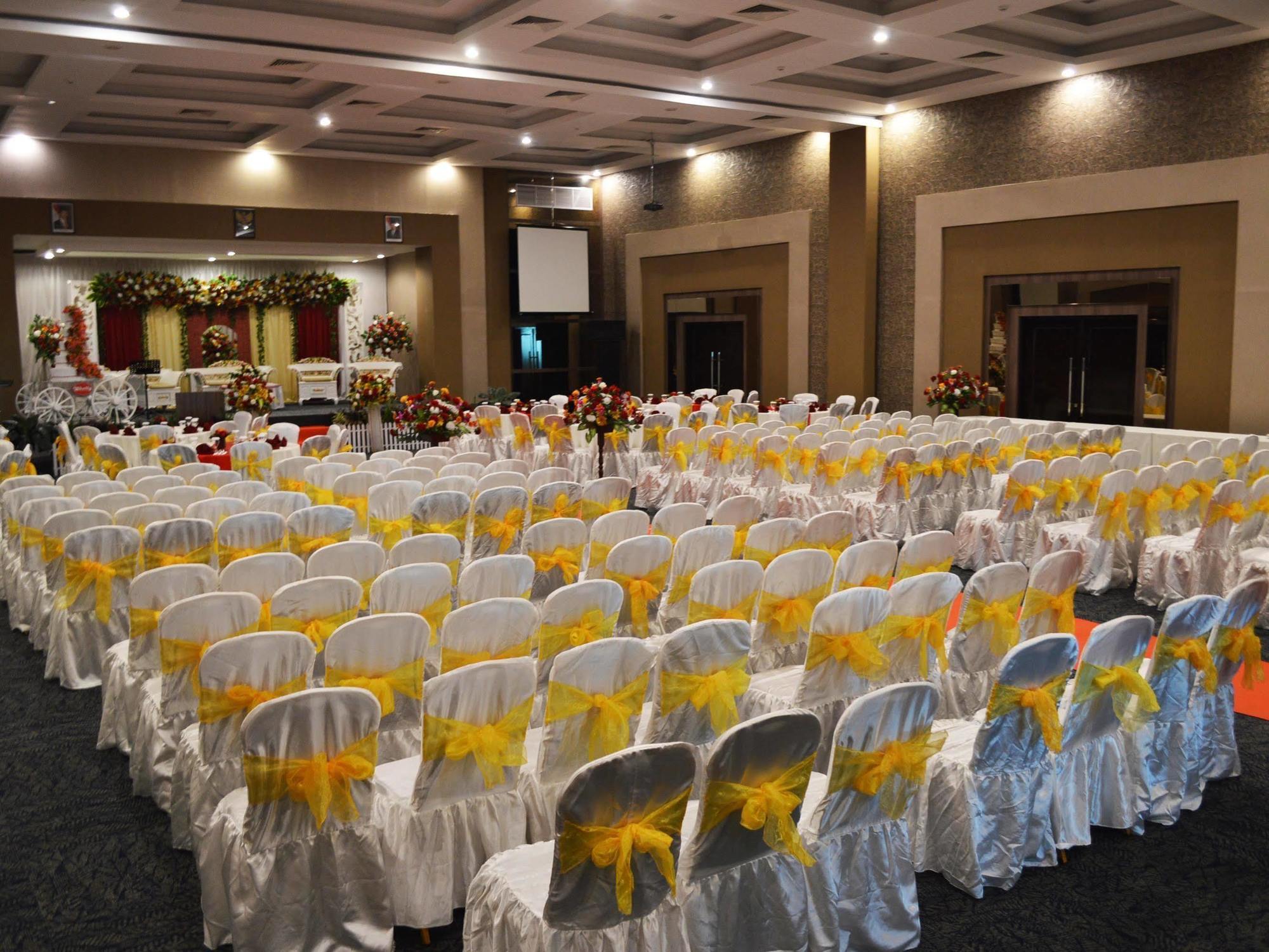 Horison Hotel Pematang Siantar Kültér fotó